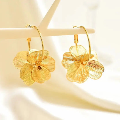 Pendientes flor dorada